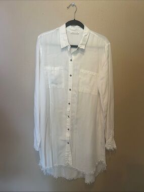 Urban Daisy White Frayed-Hem Button-Down Shirt